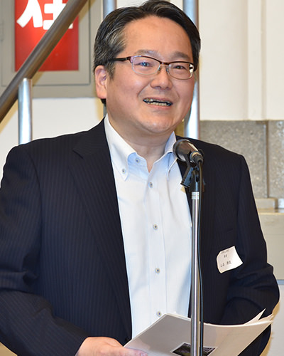 総会司会 山本 雅哉監査(33回生)