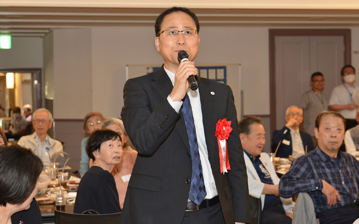 クイズの回答を答える森本成己校長
