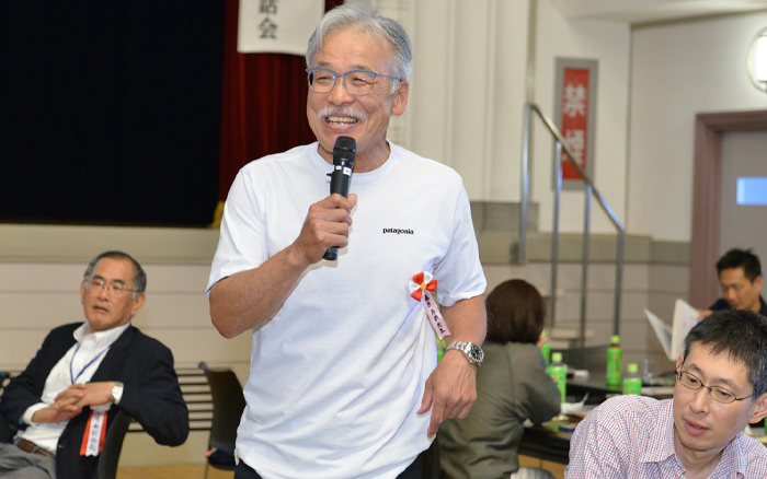 クイズの回答を答える藤原康典先生(44回生恩師)