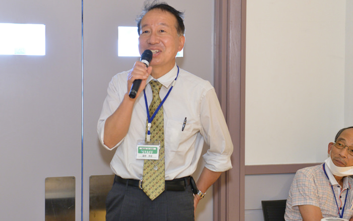 クイズの回答を答える星野秀登先生校内幹事・会計(32回生)