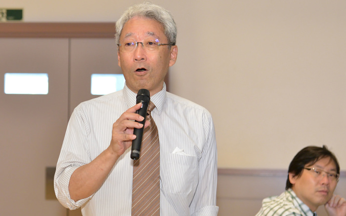 クイズの景品の「ミッシー」を説明する池上誠二先生校内幹事(31回生)