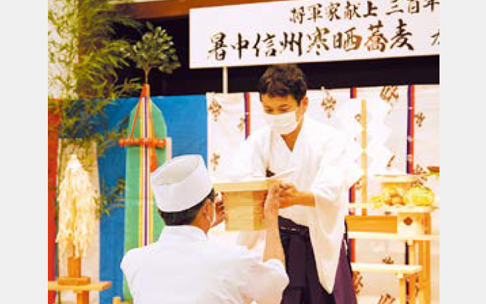復刻した寒晒蕎麦の奉納の様子