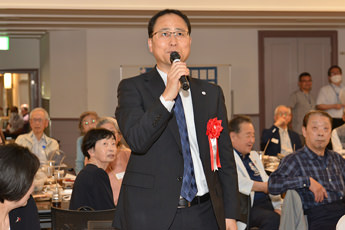 クイズの回答を答える 森本 成己校長先生 (第30代)
