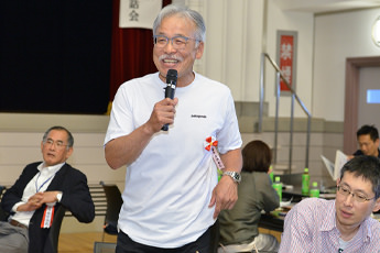 クイズの回答を答える 藤原 康典先生(44回生恩師)