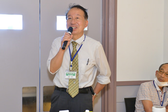 クイズの回答を答える 星野 秀登先生 校内幹事・会計(32回生)