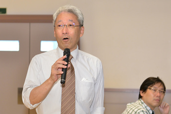 クイズの回答を答える 池上 誠二先生 校内幹事(31回生)