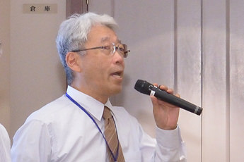 クイズの回答を答える 池上 誠二 先生 校内幹事(31回生)