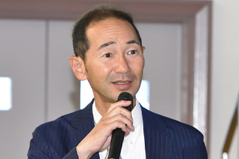 クイズの回答を答える 沖 良宣 校長先生