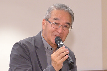 クイズの回答を答える 萩原 孝治郎 相談役(24回生)