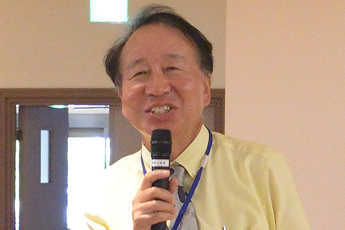 クイズの回答を答える 星野 秀登 先生 校内幹事・会計(32回生)