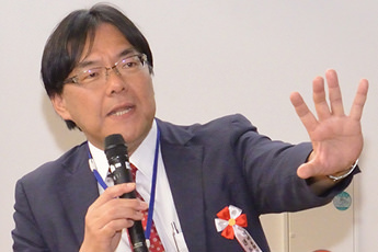 クイズの回答を答える 道谷 卓 相談役(35回生)