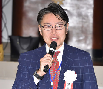 クイズの回答を答える　小林　進　会長（39回生）