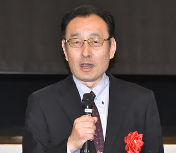 クイズの回答を答える　小川　秀雄　校長先生（第32代）