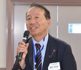 クイズの回答を答える　星野　秀登　先生　校内幹事・会計（32回生）