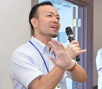 クイズの回答を答える　斎藤　先生（54回生）